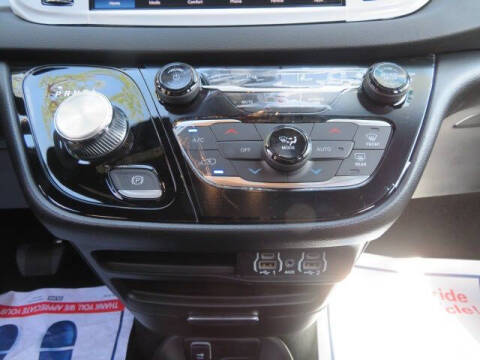 2025 Chrysler Voyager LX