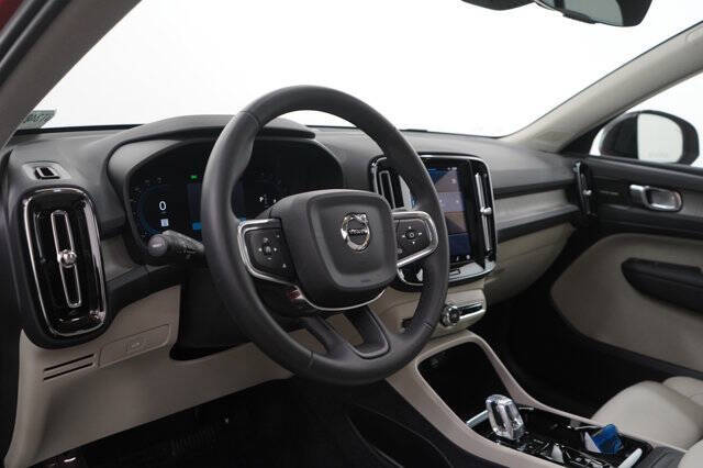 2023 Volvo XC40 B5 Ultimate Dark Theme