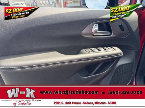 2027 Chrysler Pacifica Select