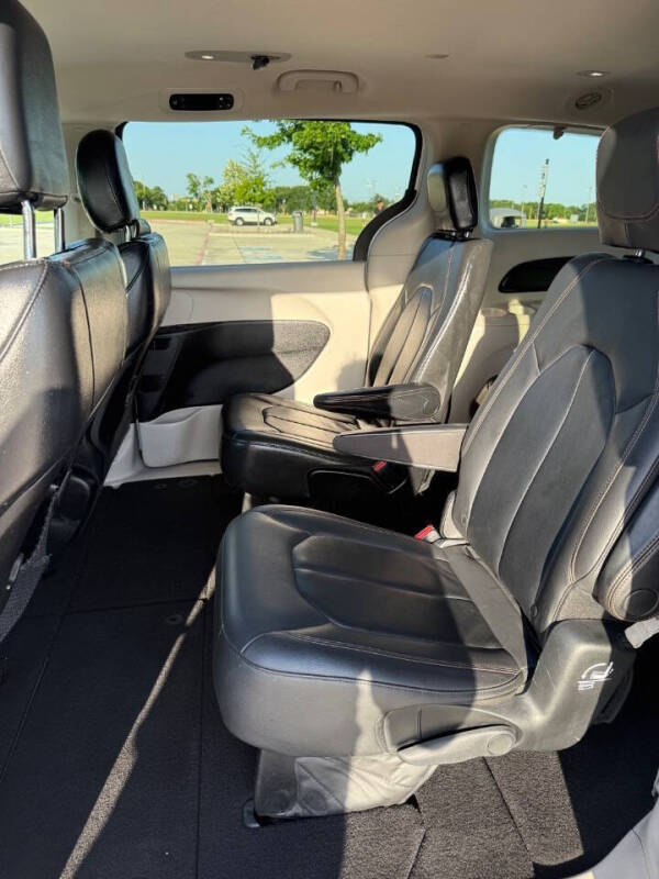 2017 Chrysler Pacifica Touring-L