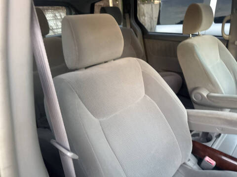 2004 Toyota Sienna LE 7 Passenger