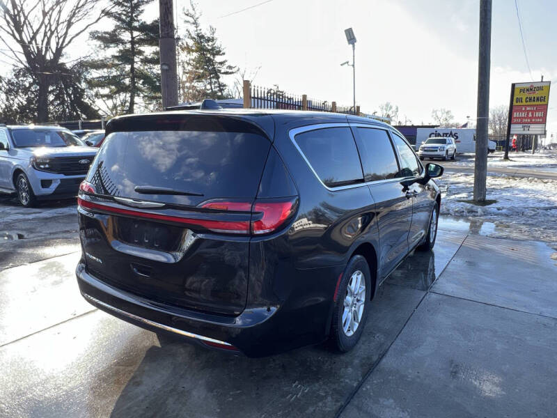 2025 Chrysler Pacifica Select