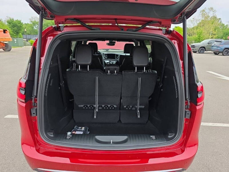 2027 Chrysler Pacifica Select