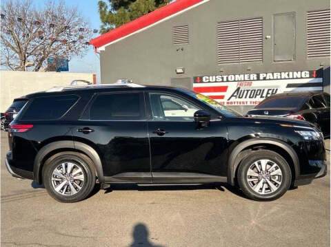 2022 Nissan Pathfinder for sale at Armando Auto Sales in Fresno CA