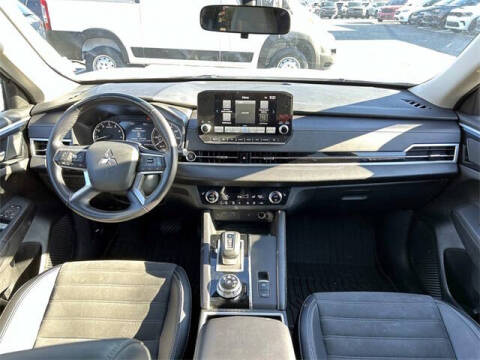 2024 Mitsubishi Outlander SE