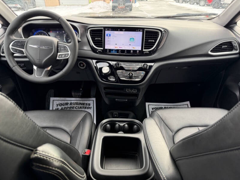 2025 Chrysler Pacifica Select