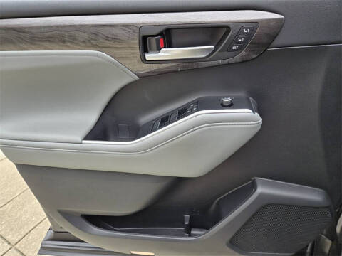 2023 Toyota Highlander Hybrid Platinum