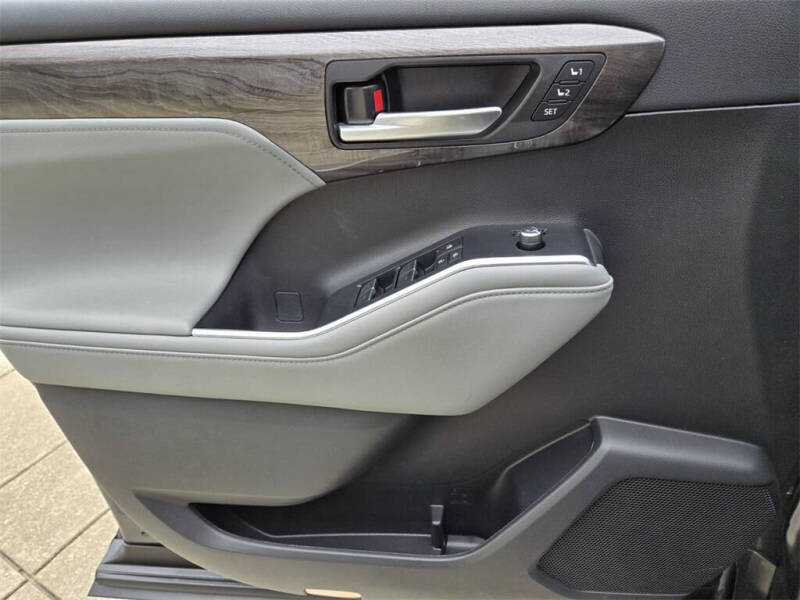 2023 Toyota Highlander Hybrid Platinum