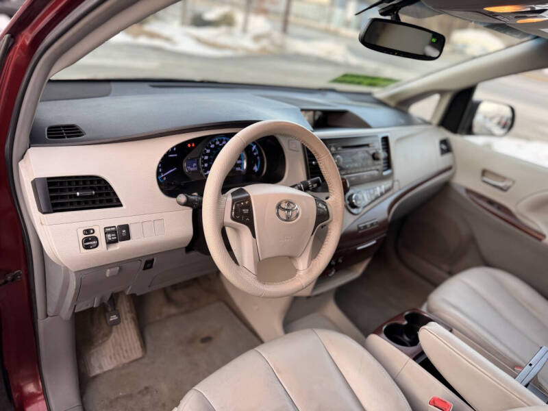 2014 Toyota Sienna XLE 7-Passenger