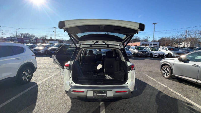 2022 Nissan Pathfinder SL