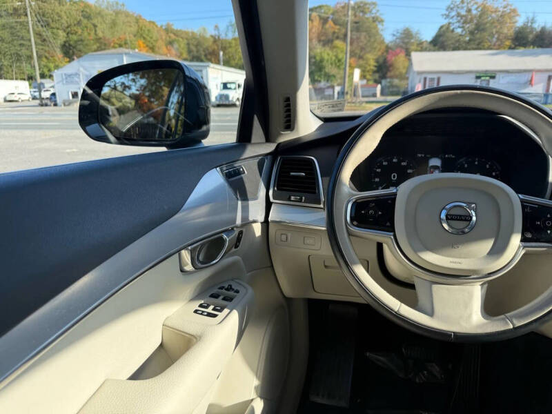 2017 Volvo XC90 T6 Momentum