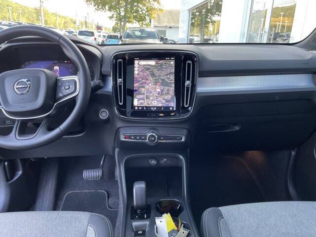 2025 Volvo XC40 B5 Core Bright Theme