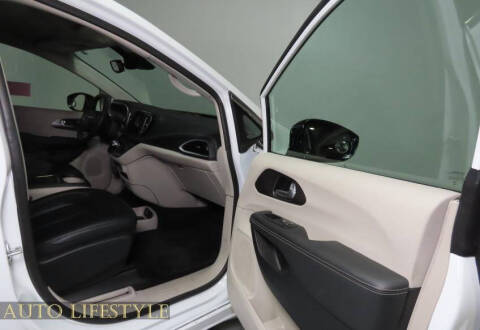 2024 Chrysler Pacifica Plug-In Hybrid S Appearance