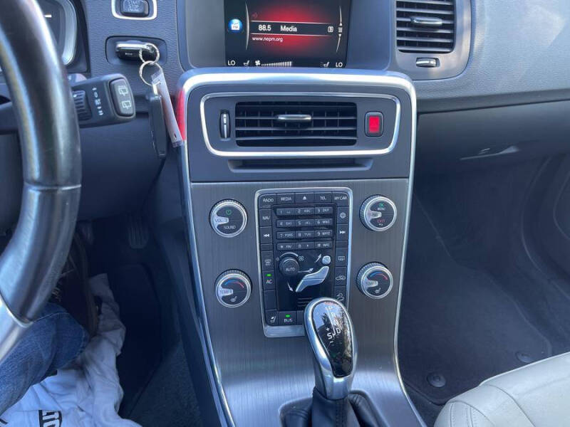 2015 Volvo V60 Cross Country T5