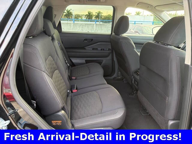 2025 Nissan Pathfinder SV