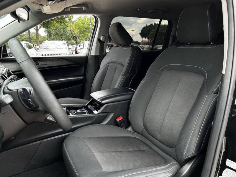 2023 Jeep Grand Cherokee L Laredo