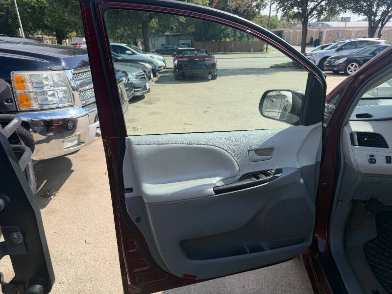 2014 Toyota Sienna LE 8-Passenger