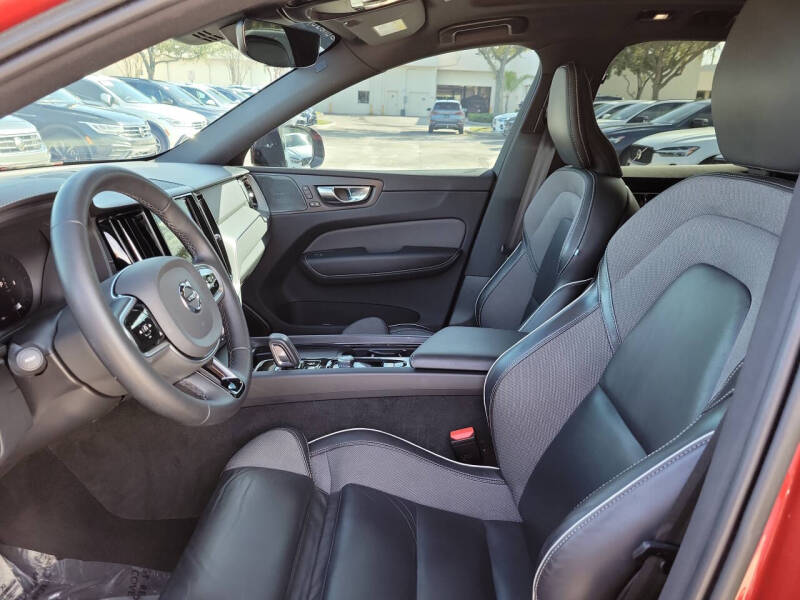 2022 Volvo XC60 B5 R-Design