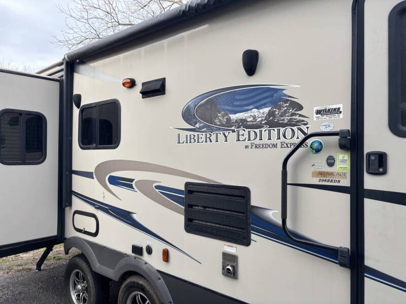 2015 Coachmen RV Freedom Express  298 Reds