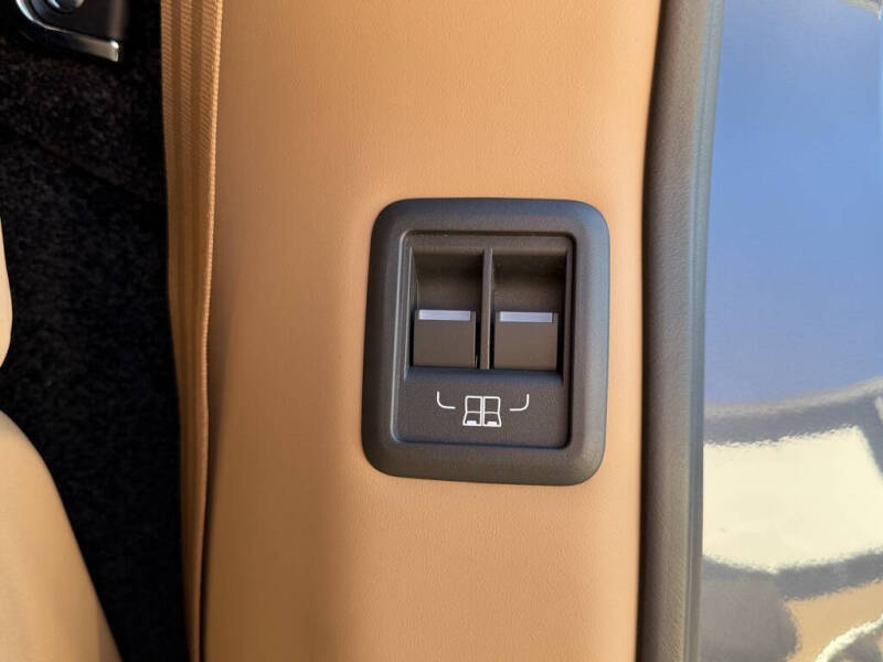 2025 Land Rover Range Rover P400 SE LWB