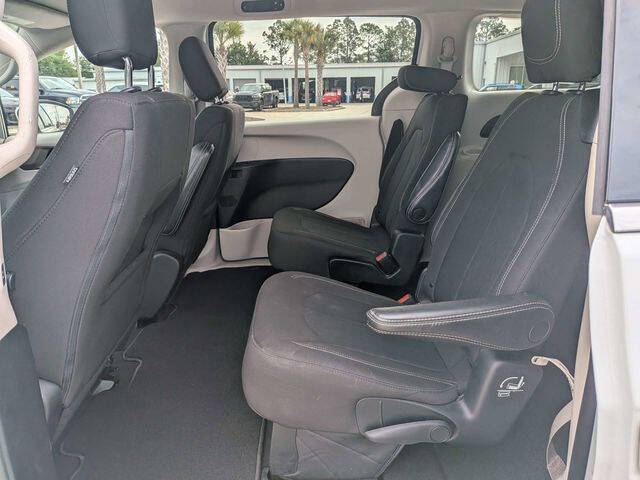 2022 Chrysler Voyager LX