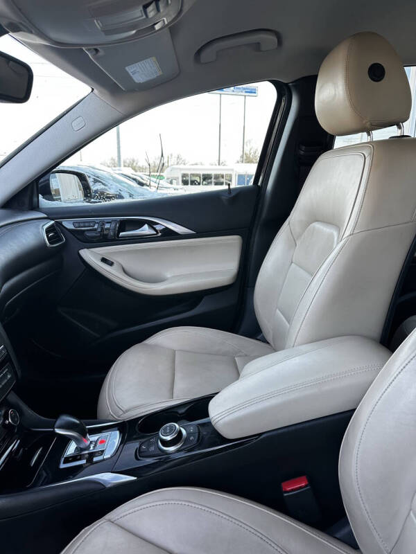 2017 Infiniti QX30 Premium