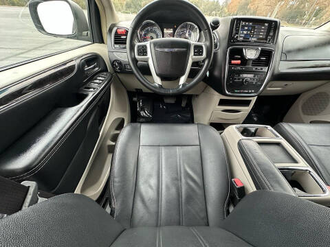 2016 Chrysler Town and Country Touring