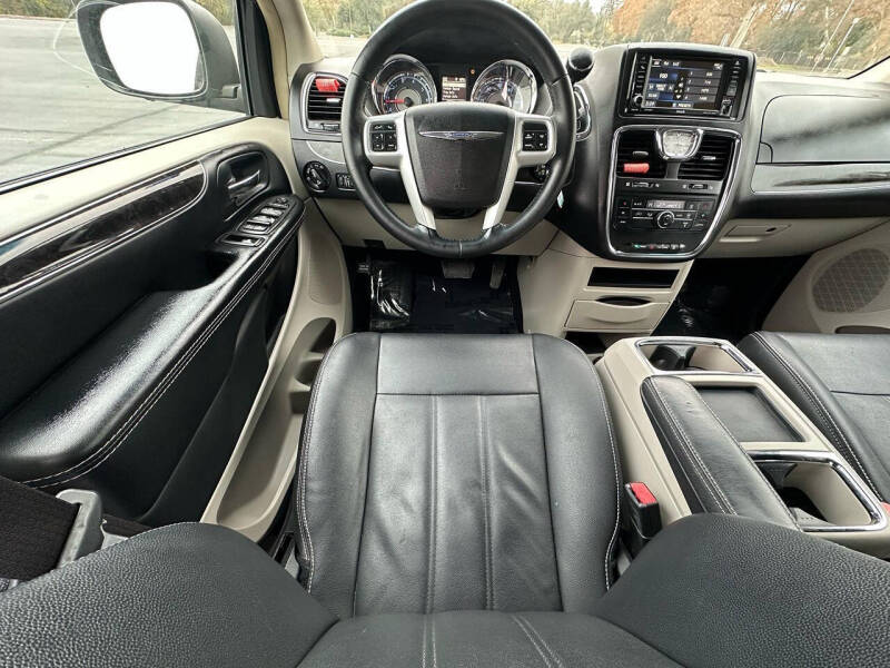 2016 Chrysler Town and Country Touring