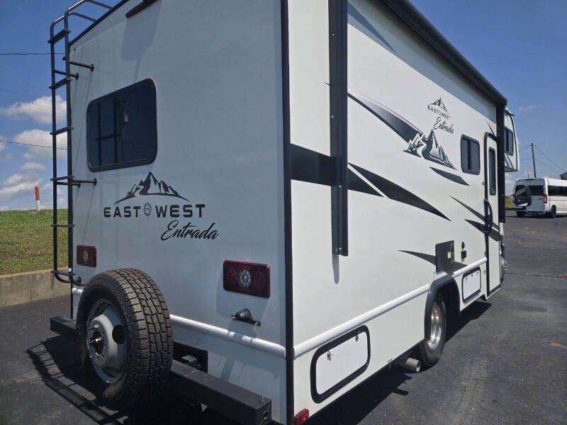 2025 East to West Entrada 2200S
