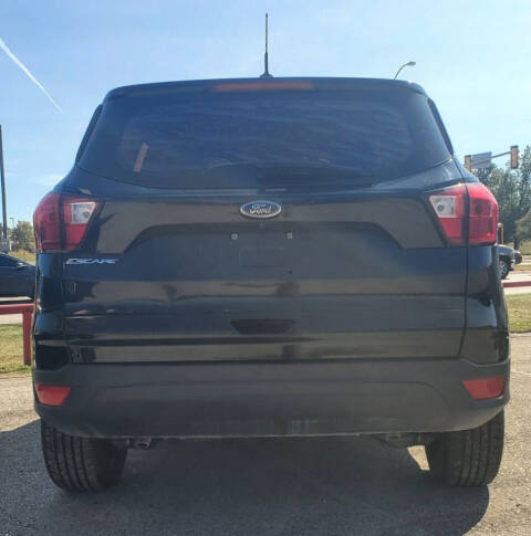 2019 Ford Escape for sale at DURANGO AUTO CENTER LLC in Tulsa, OK