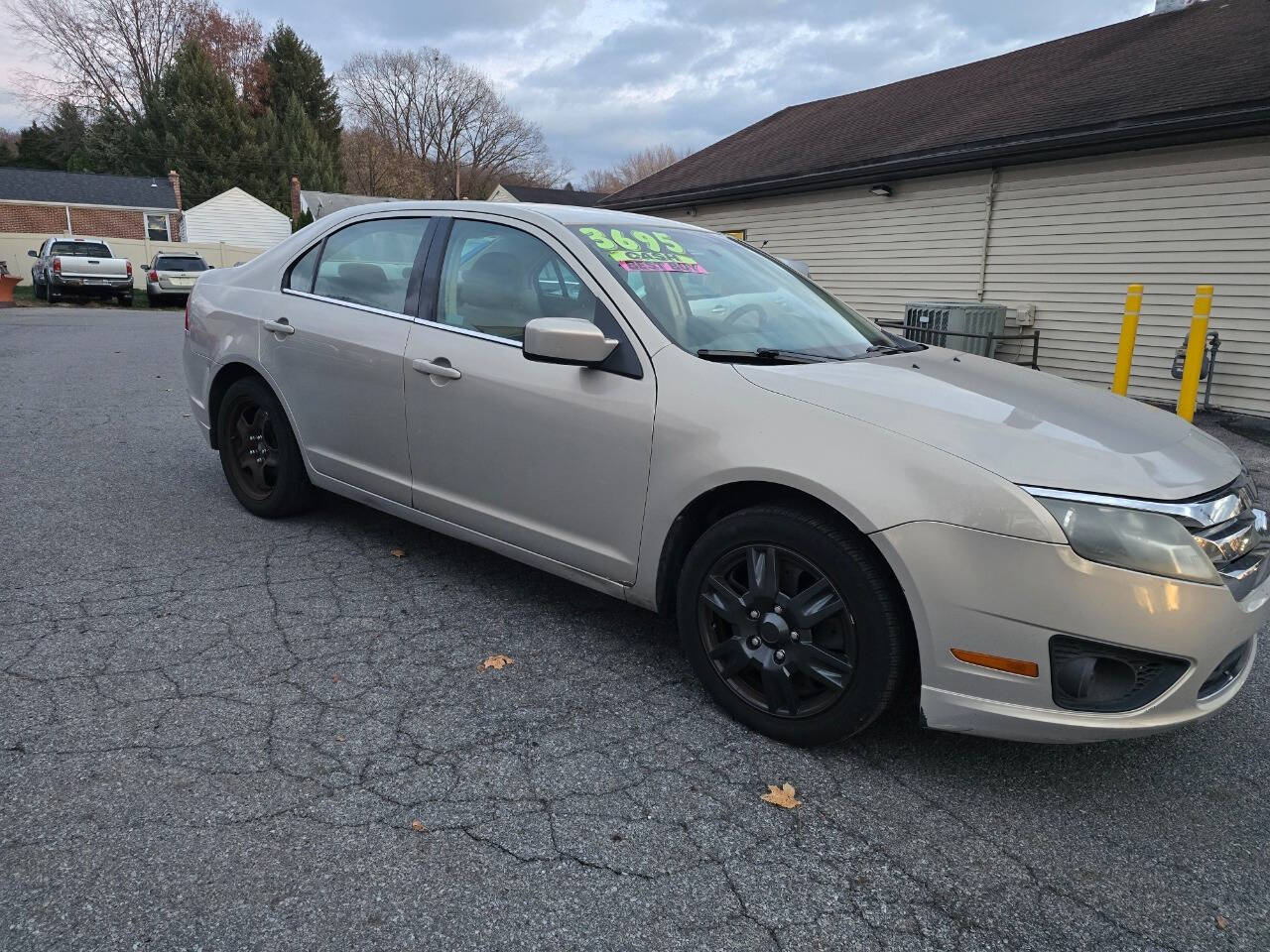 2010 Ford Fusion for sale at QUEENSGATE AUTO SALES in York, PA