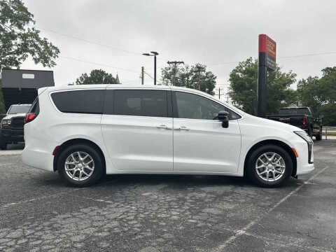 2027 Chrysler Pacifica Select