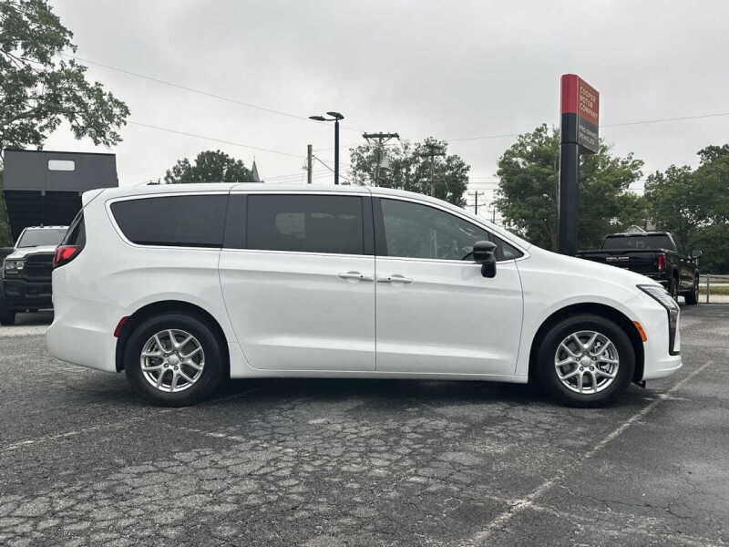 2027 Chrysler Pacifica Select