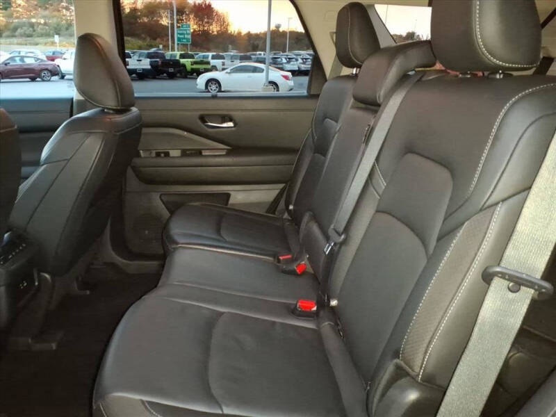 2022 Nissan Pathfinder SL