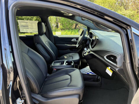 2027 Chrysler Pacifica Select