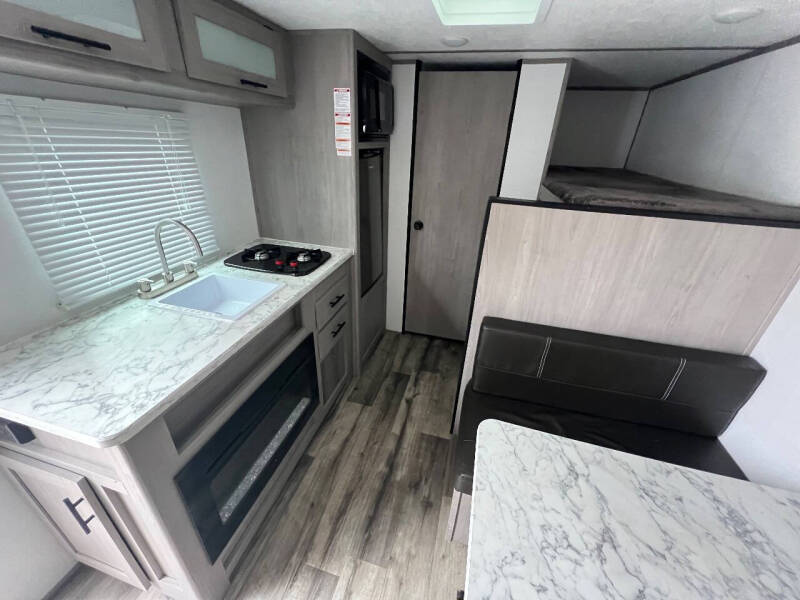 2024 Coleman 17B Travel Trailer