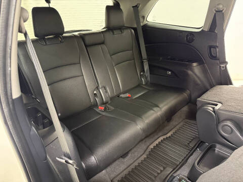 2019 Honda Pilot Touring w/Rear Captain's Chairs