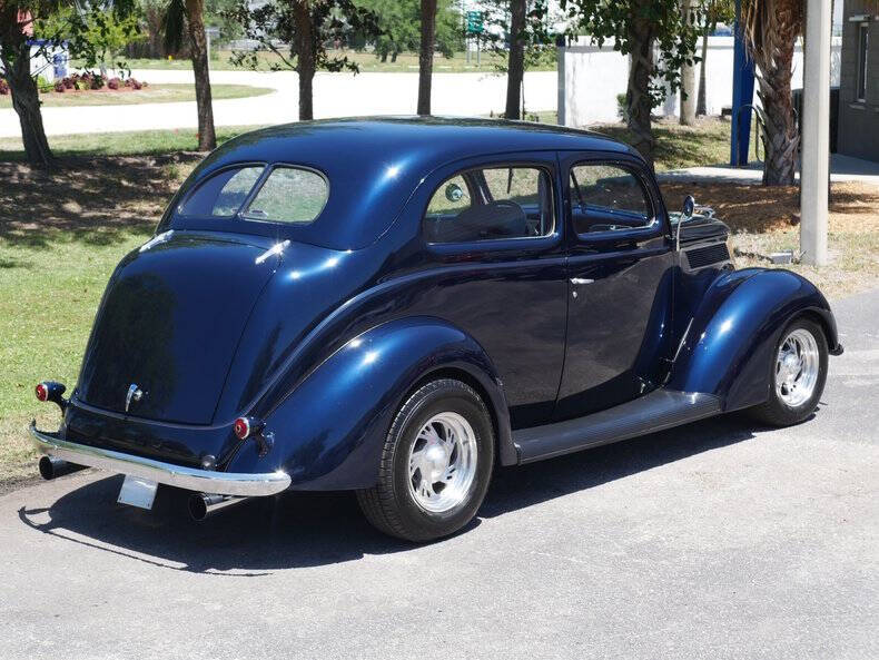 1937 Ford Deluxe