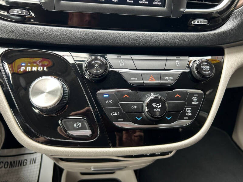 2020 Chrysler Voyager LXi