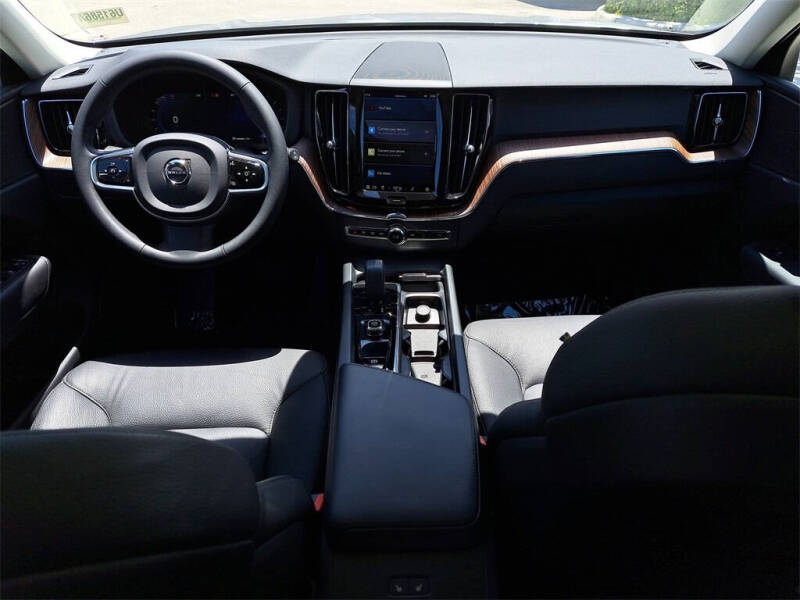 2023 Volvo XC60 B5 Plus Bright Theme