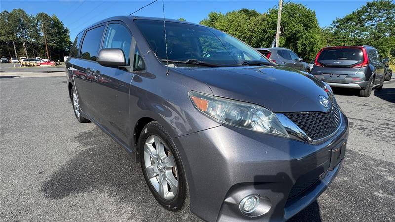 2011 Toyota Sienna SE 8-Passenger