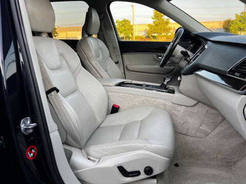 2016 Volvo XC90 T6 Momentum