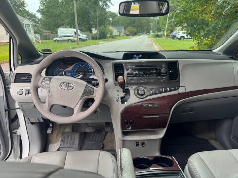 2013 Toyota Sienna XLE 7-Passenger Auto Access Seat