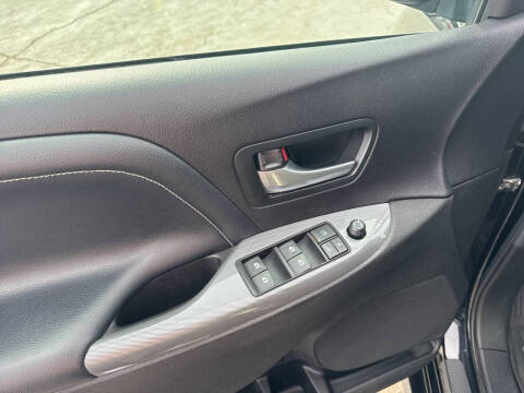 2017 Toyota Sienna SE Premium 8-Passenger