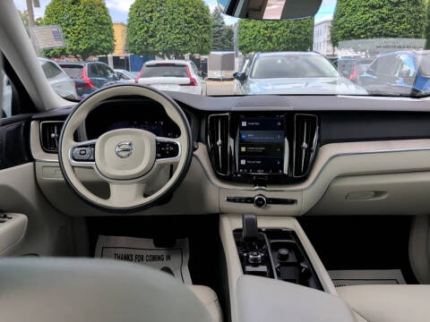 2023 Volvo XC60 B5 Plus Dark Theme