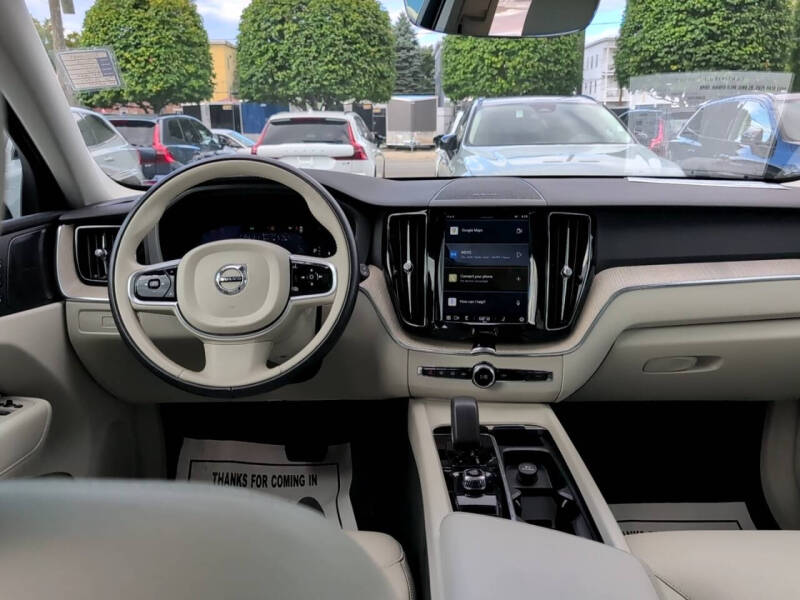 2023 Volvo XC60 B5 Plus Dark Theme