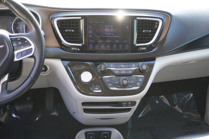 2017 Chrysler Pacifica Touring-L