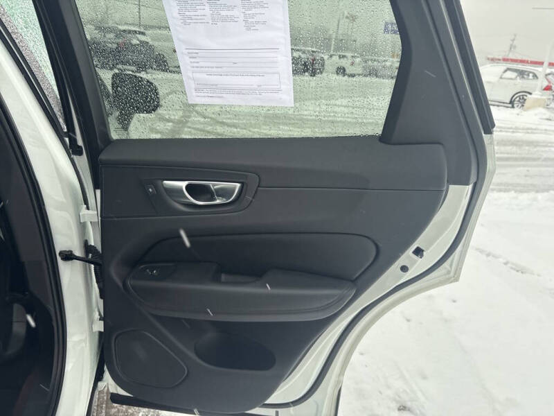 2024 Volvo XC60 B5 Plus Dark Theme