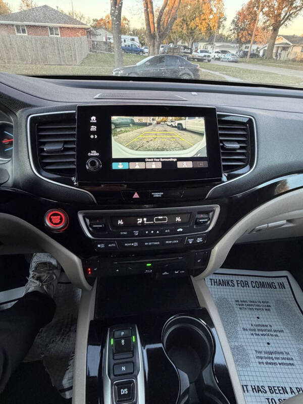 2021 Honda Pilot Touring w/Rear Captain's Chairs