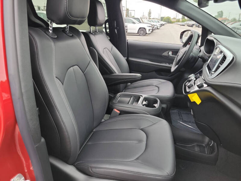 2027 Chrysler Pacifica Select